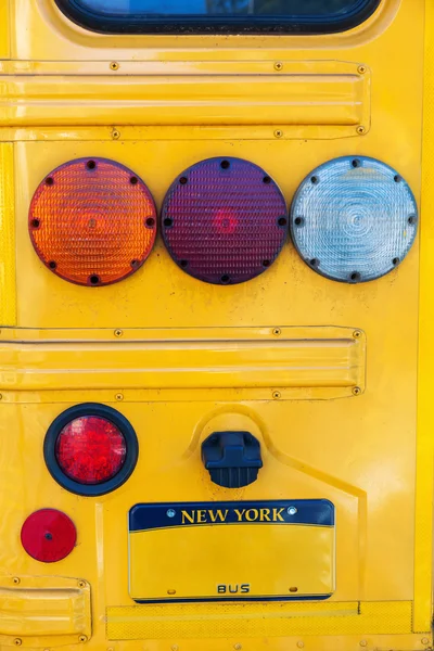 La parte trasera de un autobús escolar típico amarillo en Nueva York —  Fotos de Stock