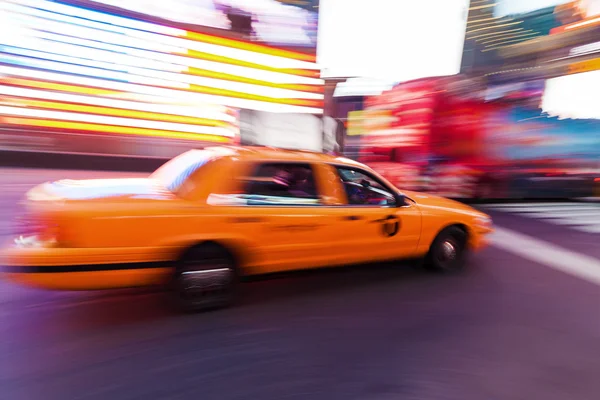 Yellow cab in Nyc in motion blur — Stockfoto