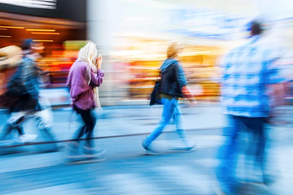 Shopping people in the city in motion blur — Stock Photo, Image