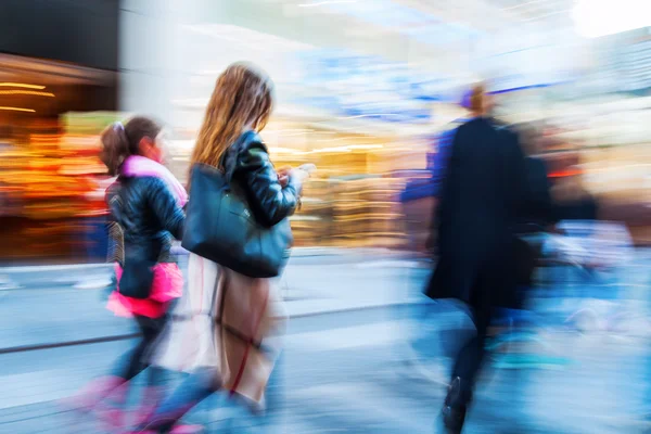 Shopping människor i staden i rörelse oskärpa — Stockfoto