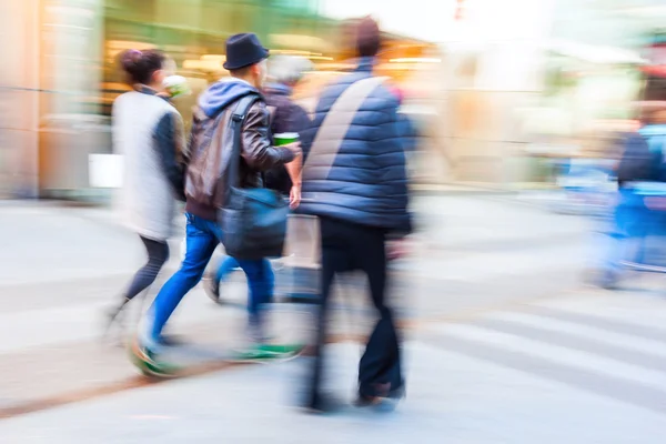 Gente de compras en la ciudad en movimiento borroso — Foto de Stock