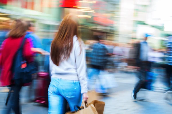 Shopping människor i staden i rörelse oskärpa — Stockfoto