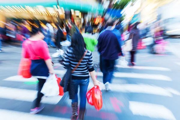 büyük şehirde yürüyen insanların yaratıcı zum ve bulanıklık resmi