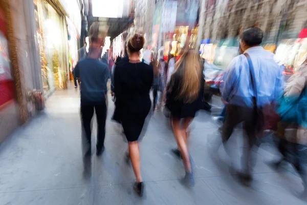 Zoom creativo y imagen borrosa de las personas que caminan en la gran ciudad — Foto de Stock