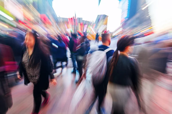 Foule de gens dans la ville en mouvement flou — Photo