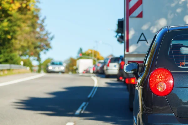 Scène de circulation avec des voitures et des camions — Photo