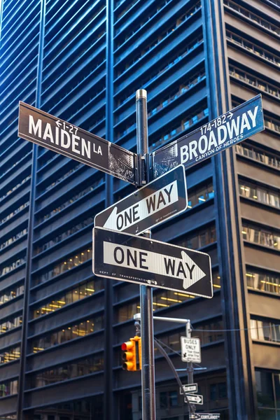 Sinais de nome de rua em Manhattan, NYC — Fotografia de Stock