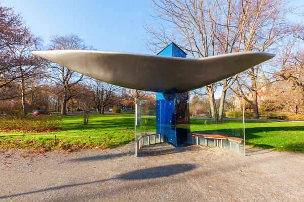Artistic bus shelter at Maschsee-Sprengel Museum in Hanover — Stock Photo, Image