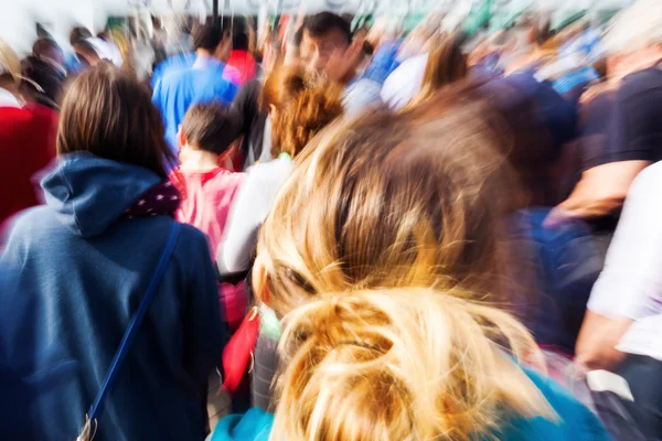 Foto zoom criativo de uma multidão de pessoas — Fotografia de Stock