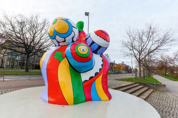 Nana skulptur från Niki de Saint Phalle i Hannover, Tyskland — Stockfoto
