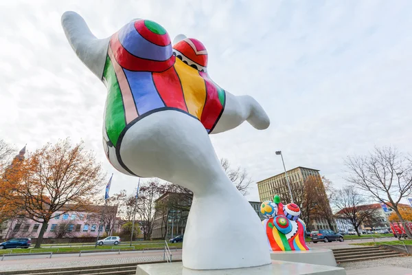 Nana rzeźby z Niki de Saint Phalle w Hanowerze, Niemcy — Zdjęcie stockowe