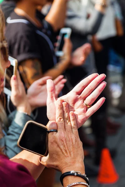 Woman clapping hands — Stock Photo, Image