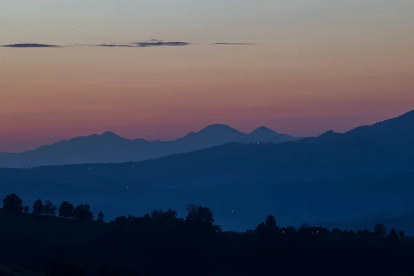 Gün batımından sonra dağlarda güzel renkler. Karpat Dağları