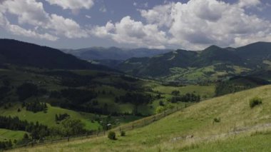 Yeşil tepeler ve Ukrayna 'nın Karpat Dağları' ndaki küçük köy binaları üzerinde uçuyor.