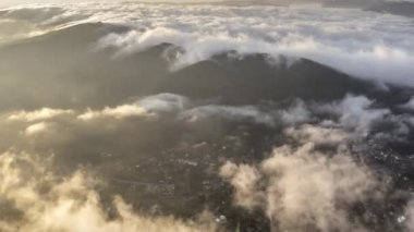 Zaman aşımı. Dağların üzerinde beyaz sisli bulutlar denizi. Yaremche, Karpat Dağları, Ukrayna