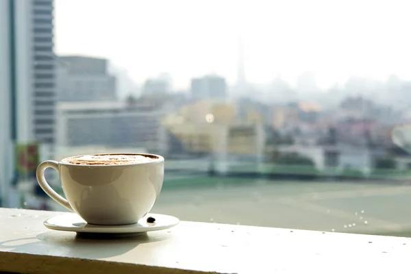 RIM üzerinde kahve fincan pencere — Stok fotoğraf