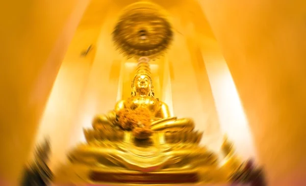 Redian lens blur ancient buddha — Stock Photo, Image
