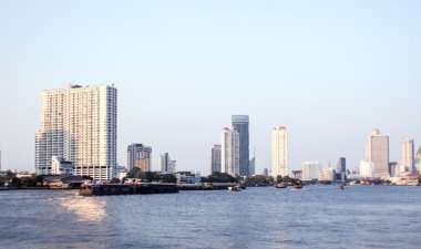 Nehir kenarında gökdelen Binası