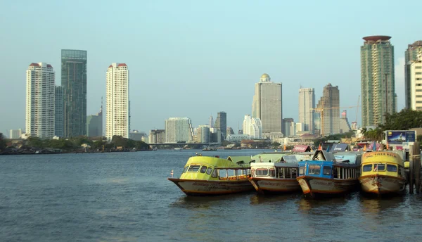 Båt på Chao praya floden Bangkok Thailand — Stockfoto