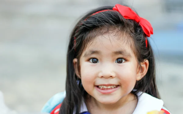 Το πρόσωπό του μακριά μαλλιά με αστείο χαμόγελο ασιατικό κορίτσι της Ταϊλάνδης κόκκινο κεφαλόδεσμος — Φωτογραφία Αρχείου