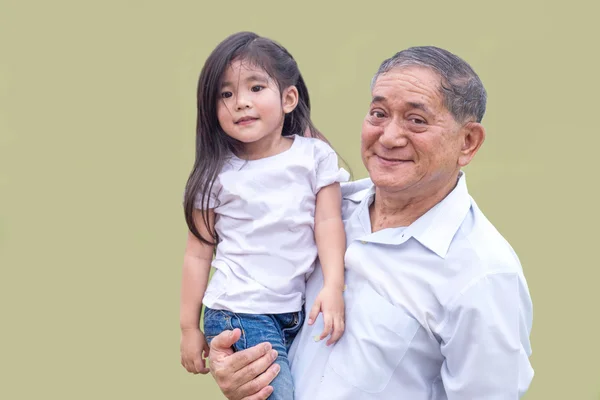 アジアの祖父は、彼の腕に子供を保持します。 — ストック写真