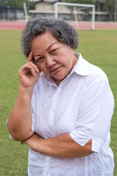Asiático velha mulher pensamento ação — Fotografia de Stock