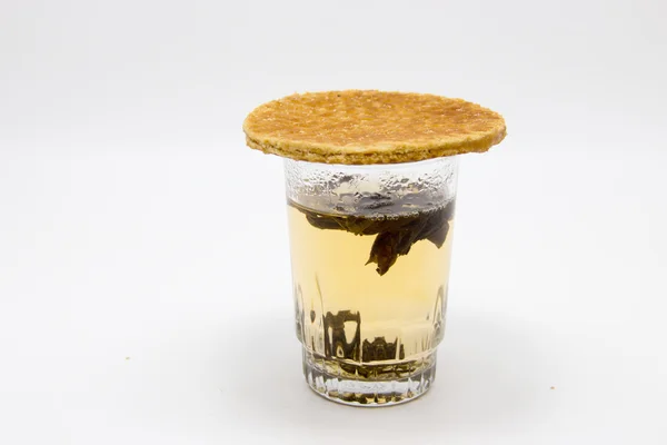 Stroopwafel em vidro de chá quente — Fotografia de Stock