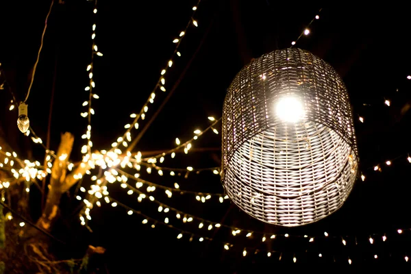 Jardim de decoração de lâmpada na árvore à noite — Fotografia de Stock
