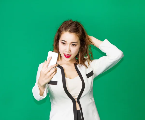 Asiatische Dame Konferenzgespräch mit Handy — Stockfoto