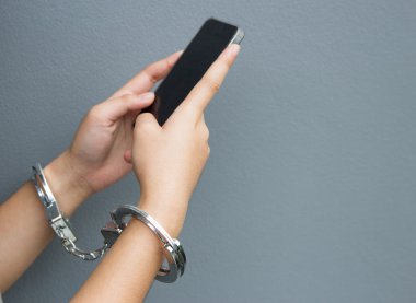 bağımlısı cep telefonu konsepti ile el ve bilezik