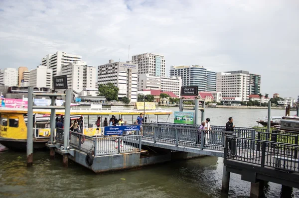 Passerar båten landmark transport av thailändska floden — Stockfoto