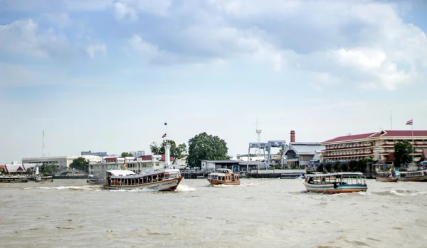 Passerar båten landmark transport av thailändska floden — Stockfoto