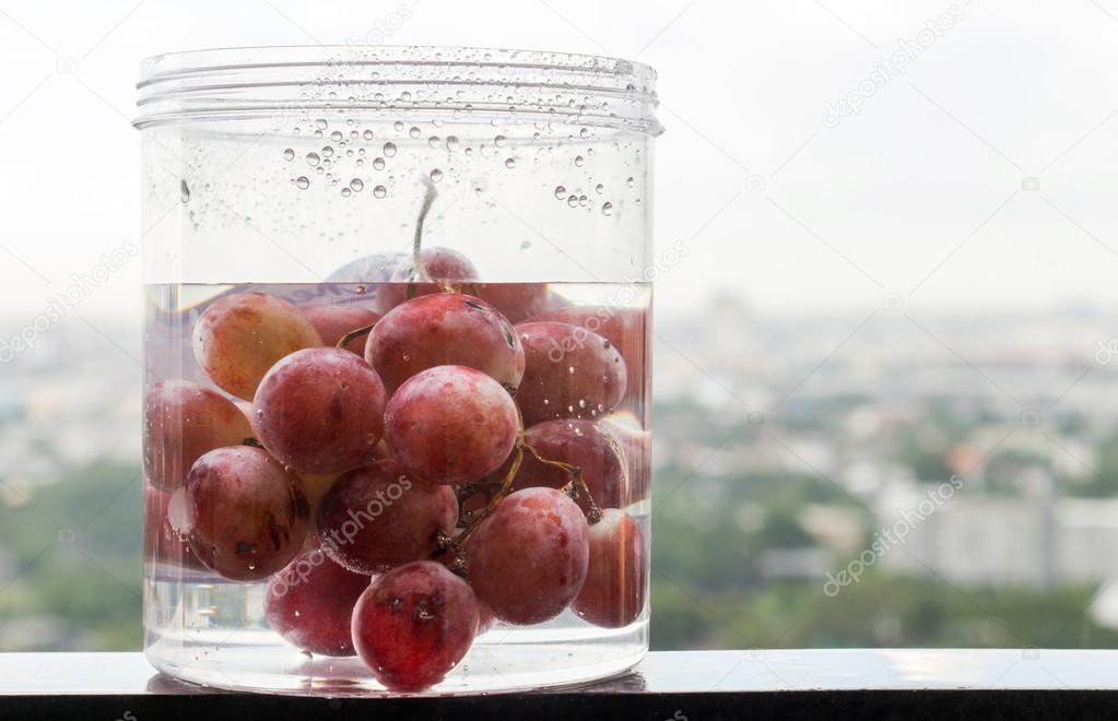 grape fruite in water