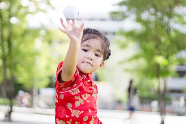 Asiatisk flicka spela bollen — Stockfoto