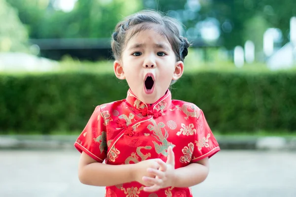 赤いドレスのアジアの女の子 — ストック写真