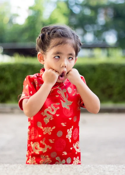 Chica asiática en vestido rojo — Foto de Stock