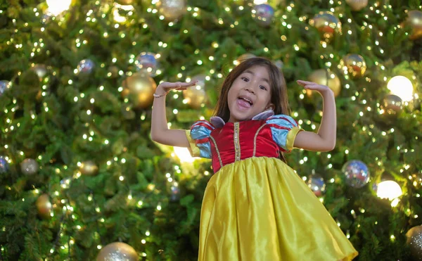 Menina Asiática Feliz Vestido Princesa Árvore Natal Feliz Natal Feliz — Fotografia de Stock