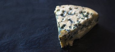 Cheeze aperatiflerini siyah taşın üzerinde pankart boyutunda kapat