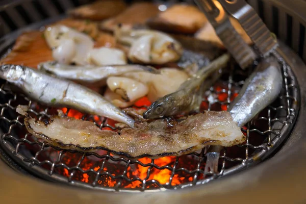 Kore Yemeklerinde Sıcak Demir Ağın Tepesindeki Domuz Etine Odaklan — Stok fotoğraf
