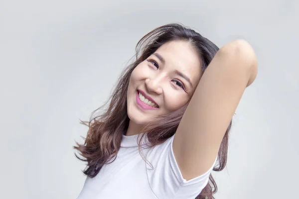 Sorrindo Alegre Bonito Mulher Asiática Branco Casual Com Braço Ioga — Fotografia de Stock