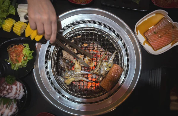 Fokus Auf Fisch Und Schweinefleisch Draufsicht Auf Grill Meeresfrüchte Und — Stockfoto