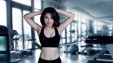 Spor salonundaki Asyalı kadın fit ve sıkı vücut şekli. Weigth kaybetti ve spor kulübünde kas yaptı.