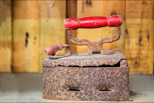 錆びた古いヴィンテージ鉄を木の背景に人間の歴史収集ツール — ストック写真