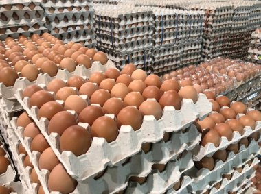 Tarım dükkanındaki kağıt rafta kahverengi tavuk yumurtası rulosu.