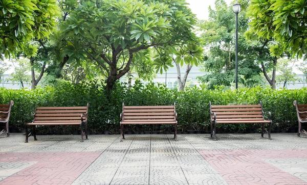屋外の公共席を確保し社会的距離の状況にいる人はいません — ストック写真