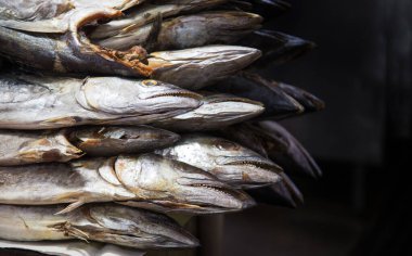 Pazarda kurutulmuş tuzlu balık. 