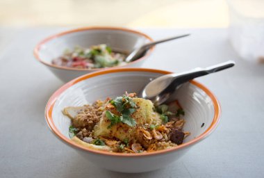 Tayland usulü domuz etli erişteyle fasulyeli karidesi ve tofuyu üst bakış açısıyla karıştır.