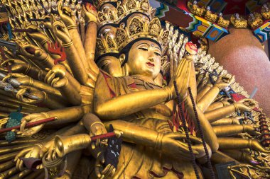 Guanyin Heykeli Çin tapınağında binlerce el