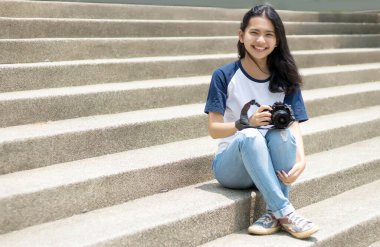 Mutlu Asyalı gençler kamerayla sokak fotoğrafı çekmeyi severler.