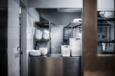 Demir kapılı otel mutfağına git.